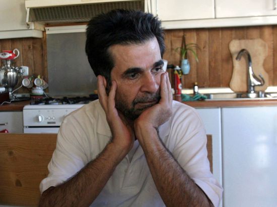 Der iranische Filmemacher Jafar Panahi 2010 in seinem Haus.