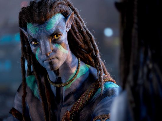 Sam Worthington als Jake Sully in einer Szene des Films „Avatar 2: The Way Of Water“. Der Film ist der umsatzstärkste in Deutschland.