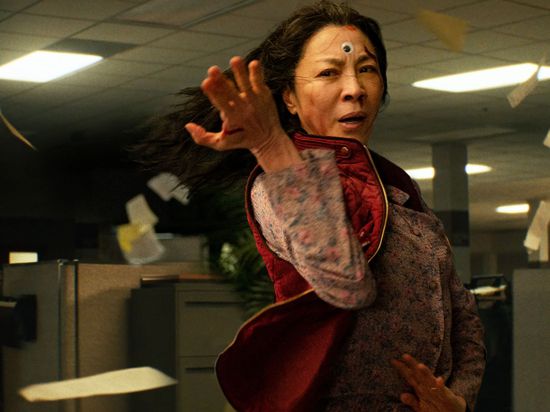 Michelle Yeoh spielt die Hauptrolle in „Everything Everywhere All at Once“.