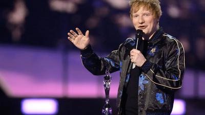 Ed Sheeran steht auf der Bühne und nimmt den Preis für den Songwriter des Jahres bei den Brit Awards 2022 entgegen. Seine musikalische Karriere hat er fest im Blick.