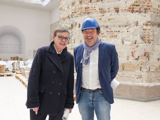 Barbara Große-Rhode (l), Referatsleiterin im Bundesamt für Bauwesen und Raumordnung, und Stefan Weber, Direktor des Museums für Islamische Kunst, im Pergamonmuseum.