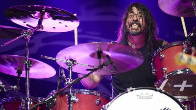 Dave Grohl, Frontman der Foo Fighters,  am Schlagzeug im Wembley Stadion.