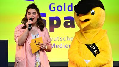 Festivalleiterin Elisabeth Wenk und der „Goldene Spatz“.