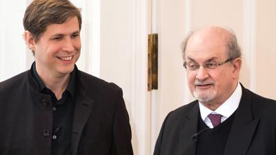 Daniel Kehlmann (l) und Salman Rushdie im Jahr 2017 in Berlin.