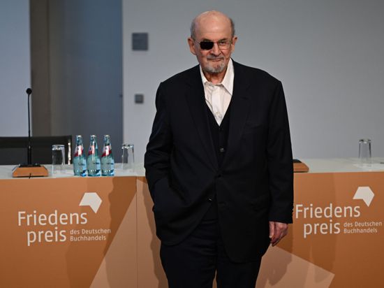 Der Autor Salman Rushdie kommt auf der Frankfurter Buchmesse zu einer Pressekonferenz.