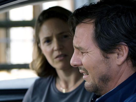 Frank (Felix Klare) und seine Frau Sabina (Patricia Aulitzky) in einer Szene des TV-Missbrauchs-Dramas „Wir haben einen Deal“.