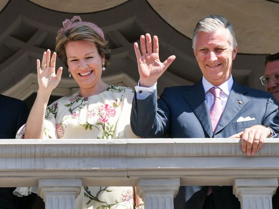 Das belgische Königspaar König Philippe und Königin Mathilde winken bei einem Besuch der Lutherstadt vom Balkon des Rathauses.