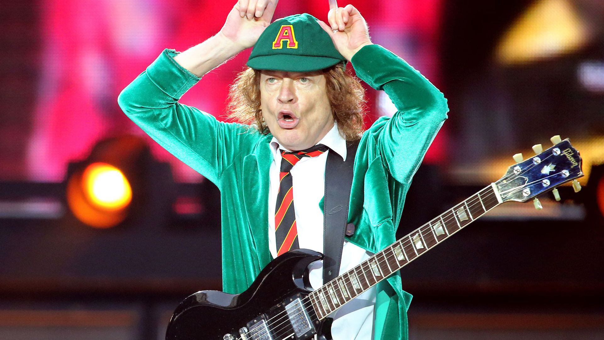 Angus Young ist Gründer und Gitarrist der Hardrock-Band AC/DC.