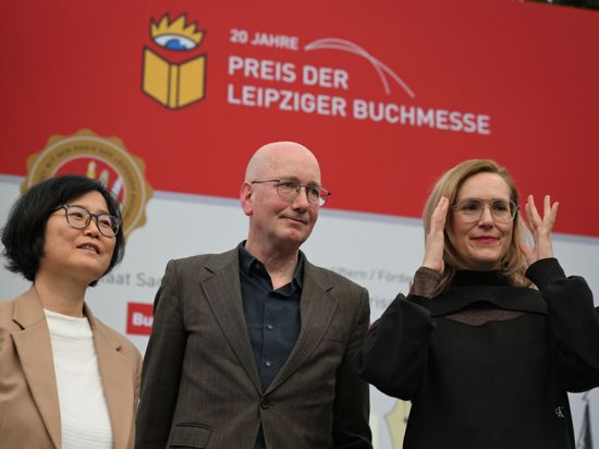Die Preisträger der diesjährigen Buchmesse: Barbi Marković (r.),  Tom Holert und Ki-Hyang Lee in Leipzig.