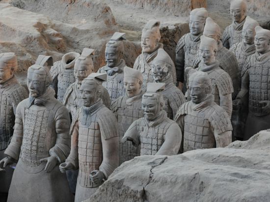 Einige Soldatenfiguren der sogenannten Terrakotta-Armee im Mausoleum Qin Shihuangdis.