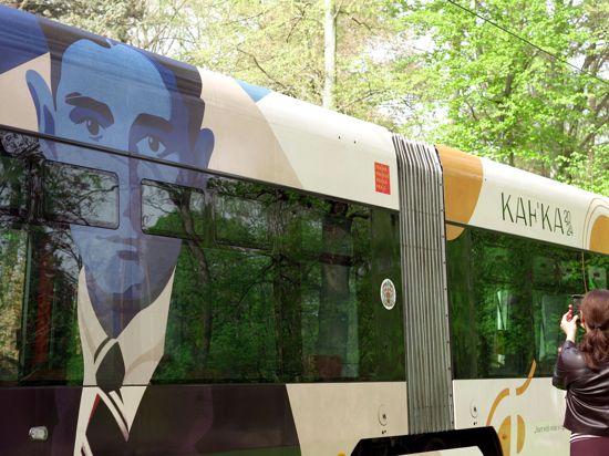 In Prag erinnert diese neugestaltete Straßenbahn an den deutschsprachigen Schriftsteller Franz Kafka.