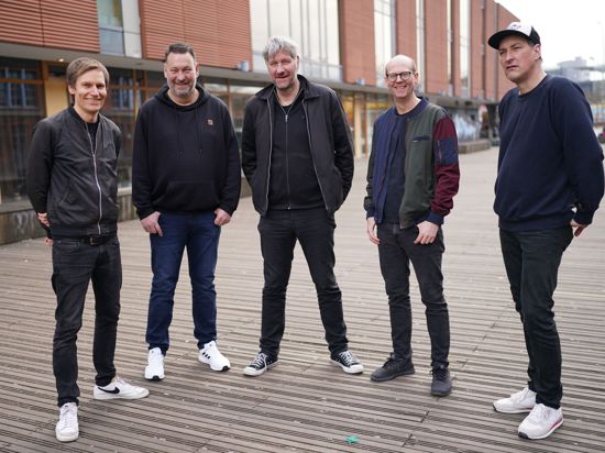 Reimer Bustorff (r-l, Bass), Erik Langer (Gitarre), Marcus Wiebusch (Sänger und Gitarrist), Lars Wiebusch (Keyboard) und Christian Hake (Schlagzeug) sidn Kettcar.