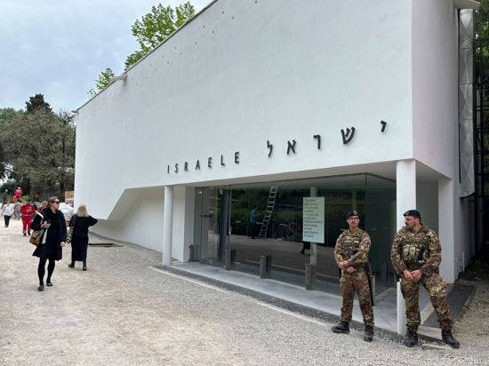 Italienische Soldaten am israelischen Nationalpavillon auf der Biennale für zeitgenössische Kunst in Venedig.