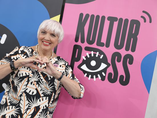 Claudia Roth (Bündnis90/Die Grünen), Kulturstaatsministerin, steht am 14. Juni 2023 vor dem Logo vom «KulturPass». 