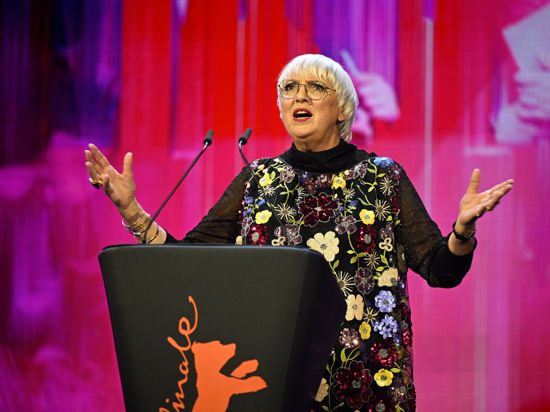 Claudia Roth (Bündnis 90/Die Grünen), Staatsministerin für Kultur und Medien, spricht am Eröffnungsabend der Berlinale. 