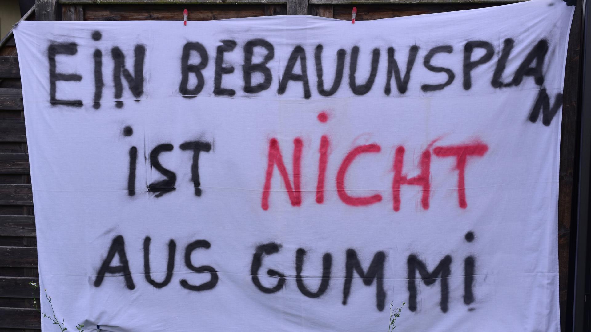 Ein Protestplakat im Wörther Neubaugebiet Abtswald C.