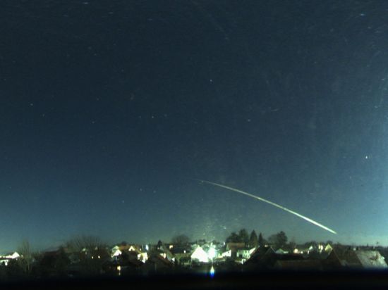 Ein heller Schweif über dem Südwesten: Mario Braun aus der Nähe von Landau hat dem Meteor vom Samstag (28. November) mit einer 360-Grad-Aufnahme festhalten können und zu einem Rechteck-Format umgearbeitet. 