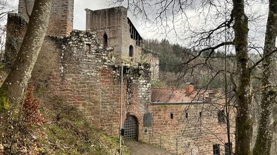 Blick auf die Fassade von Burg Spangenberg