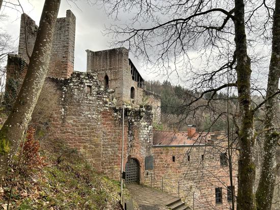 Blick auf die Fassade von Burg Spangenberg