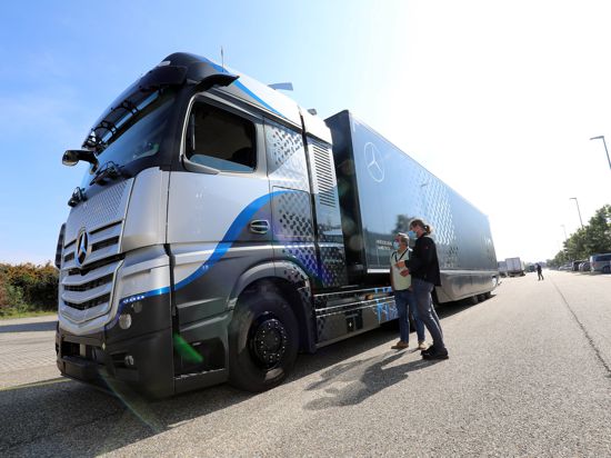 Erprobung auf dem Testgelände in Wörth: Der Gen H2 Truck von Daimler fährt mit wasserstoffbasiertem Brennstoffzellen-Antrieb. Er soll eine Reichweite von bis zu tausend Kilometern haben. 