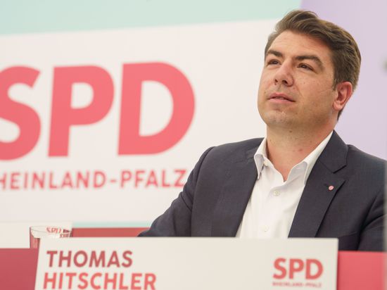 Thomas Hitschler sitzt zu Beginn des Landesparteitages der Sozialdemokraten in Rheinland-Pfalz in der Nahetal-Arena auf dem Podium. 