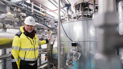 Horst Kreuter, Mitbegründer des Projekts bei der Vulcan Energie Ressourcen GmbH, steht in der sogenannten Lithiumextraktionsoptimierungsanlage in Landau.