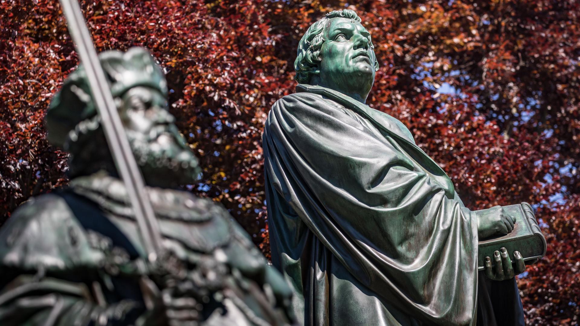 Eine riesige Statue Martin Luthers (r) steht als Zetrum des Luther-Denkmals von 1868 hinter einer Figur, die Kurfürst Friedrich III. von Sachsen darstellt (l). (zu dpa «500 Jahre Widerrufsverweigerung: Worms feiert großes Luther-Jahr») +++ dpa-Bildfunk +++