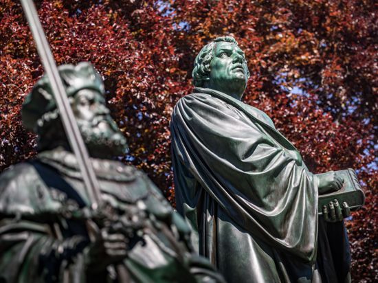 Eine riesige Statue Martin Luthers (r) steht als Zetrum des Luther-Denkmals von 1868 hinter einer Figur, die Kurfürst Friedrich III. von Sachsen darstellt (l). (zu dpa «500 Jahre Widerrufsverweigerung: Worms feiert großes Luther-Jahr») +++ dpa-Bildfunk +++