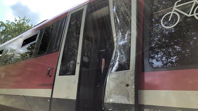 Ein kaputter Regionalzug nach einem Unfall an einen Bahnübergang