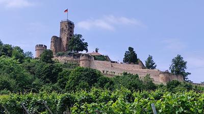 Die Wachtenburg: Die mächtige Anlage stammt aus dem zwölften Jahrhundert.