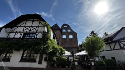 Nur noch wenige Reste erinnern an die einst herrschaftlichen Zeiten den Klosterdorfs Höningen. In der Klosterschänke kann man auch heute noch einkehren. 