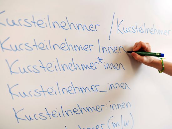 In der Volkshochschule (VHS) Karlsruhe steht an einem Whiteboard das Wort Kursteilnehmer in verschiedenen Gender-Schreibweisen. (zu dpa: «Kaum Gendersterne in Lehrmaterialien für Deutsch als Fremdsprache») +++ dpa-Bildfunk +++