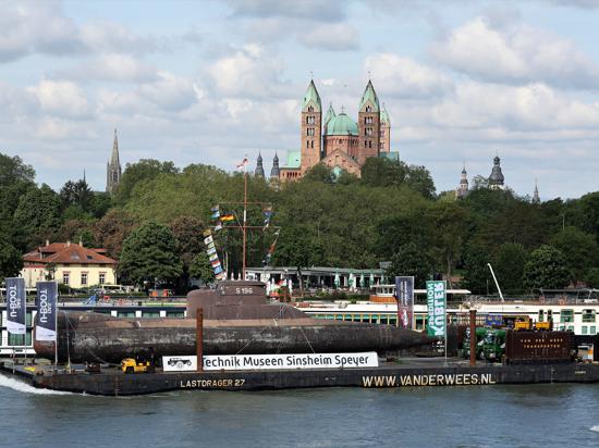 Der Transport mit U-Boot U-17 auf dem Rhein passiert den Dom von Speyer am Mittwochmorgen.
