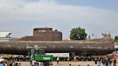 Der Schwertransport mit dem U-Boot U17 erreicht am Sonntagnachmittag das Gelände des Technikmuseums Speyer.