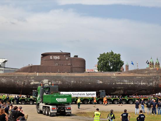Der Schwertransport mit dem U-Boot U17 erreicht am Sonntagnachmittag das Gelände des Technikmuseums Speyer.