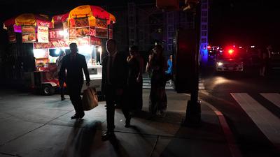 Megastadt ohne Licht: Als vor drei Jahren viel wegen einer Störung die Stromversorgung in Teilen New Yorks ausfiel, erloschen auch die Lichtreklamen auf dem berühmten Times Square. Mehr als 40.000 Menschen waren damals vom Blackout betroffen. 
