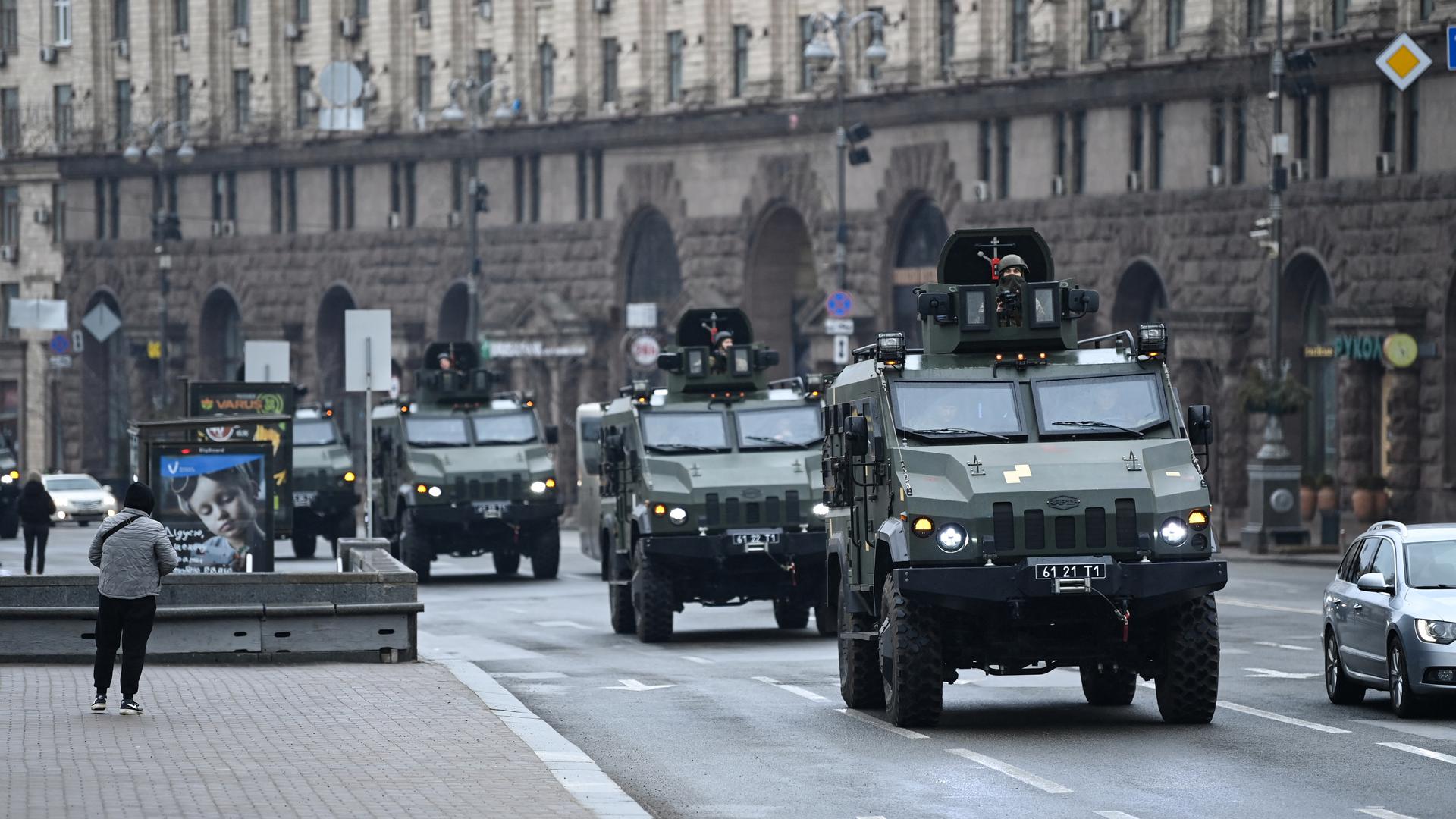 Ukraines Verteidigungsfall: Ukrainische Militärfahrzeuge in Kiew - der Dreimillionenstadt, die heute offenbar aus der Luft angegriffen wurde. Militärexperten erwarten, dass die ukrainische Armee die russische Aggression eine Weile aufhalten, aber nicht stoppen kann.