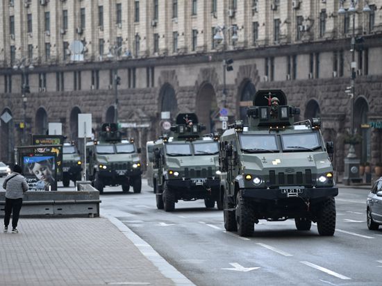 Ukraines Verteidigungsfall: Ukrainische Militärfahrzeuge in Kiew - der Dreimillionenstadt, die heute offenbar aus der Luft angegriffen wurde. Militärexperten erwarten, dass die ukrainische Armee die russische Aggression eine Weile aufhalten, aber nicht stoppen kann.