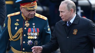 Postimperialer Eroberungsdrang: Russlands Präsident Wladimir Putin und sein Verteidigungsminister Sergej Schojgu (rechts) wollen Russland wieder mächtig machen und sehen ihr Land in einem Überlebenskrieg gegen den gesamten Westen.