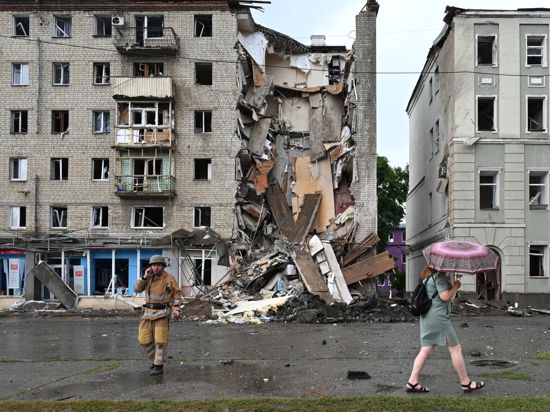 Tödliche Gefahr: Die ukrainische Millionenstadt Charkiw wird im Krieg täglich bombardiert und mit Raketen beschossen - das Bild zeigt die verheerenden Folgen eines Angriffs auf ein Wohnviertel an diesem Montag.