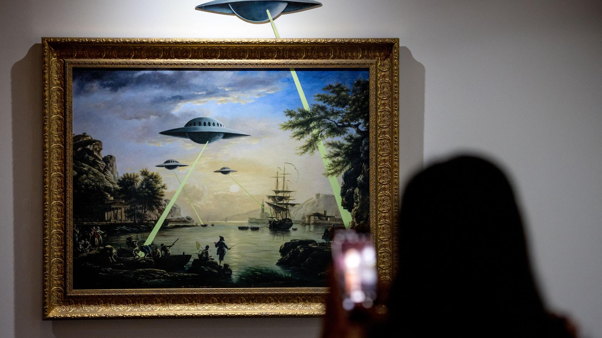 Faszinierendes Thema für viele Menschen: Außerirdisches Leben existiert wahrscheinlich in den Tiefen des Alls, dagegen sind UFO-Besuche auf der Erde – hier vom britischen Künstler Banksy dargestellt – extrem unwahrscheinlich.