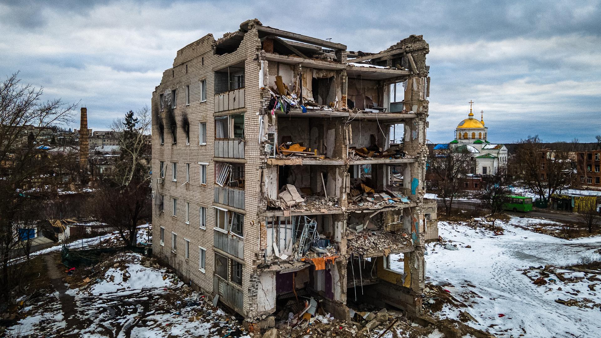 Unvorstellbares Leid: Der Krieg hat viele ukrainische Städte zerstört. Auf dem Bild ein verlassenes Wohnhaus in Isjum (Charkiw-Gebiet). 