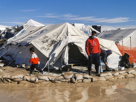Ein Leben in Kälte, Dreck und größter Not: Mediziner beschreiben die Zustände im Flüchtlingslager Kara Tepe auf der griechischen Insel Lesbos als unerträglich - vor allem für die die etwa 2.600 Kinder.