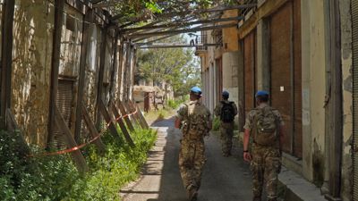 Militärs der UN-Friedenstruppen (UNFICYP) unterwegs in der Pufferzone zwischen dem griechischen und dem türkisch besetzten Teil der Insel Zypern. 