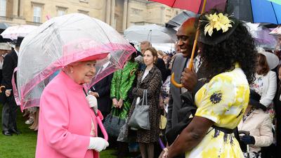 Immer im Mittelpunkt: Die Queen gab früher oft und gerne Gartenpartys im Buckingham-Palast, für die sie meist Kleidung in ungewöhnlichen Farbtönen anzog, um in der Menschenmenge sofort aufzufallen.