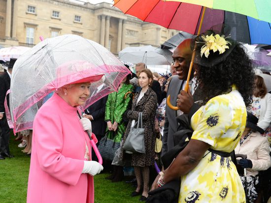 Immer im Mittelpunkt: Die Queen gab früher oft und gerne Gartenpartys im Buckingham-Palast, für die sie meist Kleidung in ungewöhnlichen Farbtönen anzog, um in der Menschenmenge sofort aufzufallen.