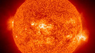 Ein Megasturm im All: Die Sonne schleudert gelegentlich gigantische Mengen Plasma in den interplanetaren Raum, wie diese Nasa-Aufnahme zeigt. Erreichen solche Wolken die Erde, beeinflussen sie ihr Magnetfeld, was unter anderem schöne Polarlichter erzeugt. 