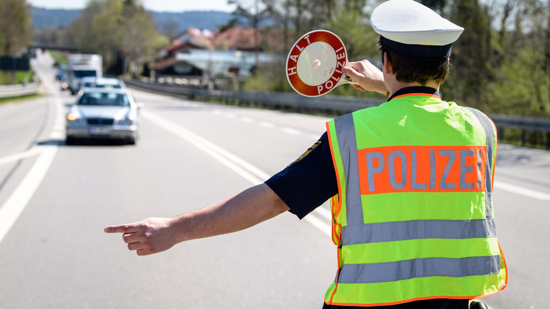 Illegale Autorennen in Deutschland sind ein großes Problem. Die Polizei nutzt unterschiedliche Strategien, um die Raser etwa auf einer Autobahn zu lokalisieren und zu stoppen.