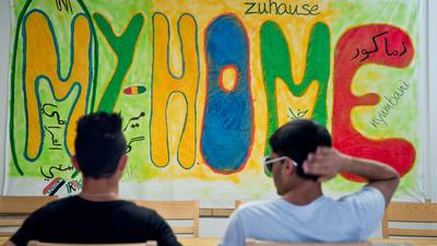 ARCHIV - 26.07.2013, Bayern, Nürnberg: «(M)Y-HOME» ist auf einem Plakat in der Küche einer Wohngruppe für minderjährige Flüchtlinge zu lesen. In vielen Thüringer Kommunen haben es Flüchtlinge noch immer schwer, eine eigene Wohnung zu finden. (zu dpa «Wohnungssuche bleibt bei Flüchtlingen große Hürde für Integration» vom 23.07.2018) Foto: Daniel Karmann/dpa +++ dpa-Bildfunk +++ | Verwendung weltweit