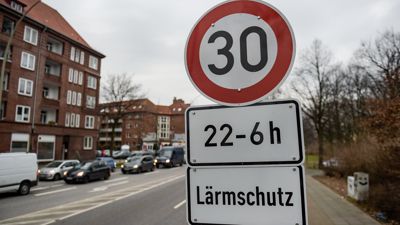 Störfaktor Straßenverkehr: Die meisten Deutschen finden ihre Straßen zu laut. Ein Tempolimit von 30 Stundenkilometern lässt die Lärmbelastung wirksam sinken, doch er ist nicht überall möglich. 